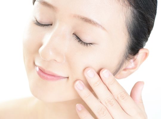 顔を触る女性